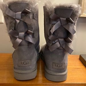 UGG Bailey Bow Gray Boots EUC